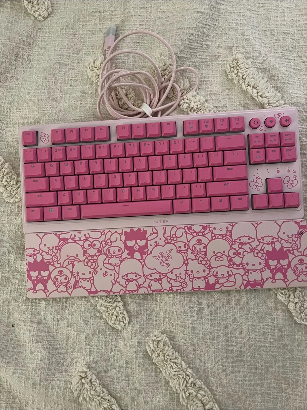 Razer Ornata V3 Tenkeyless Hello Kitty pink keyboard
